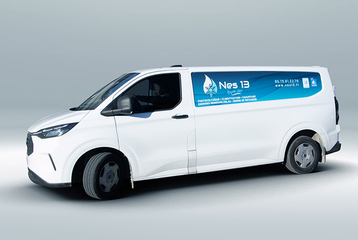 Mockup de marquage publicitaire NES 13 sur véhicule utilitaire Ford Transit.