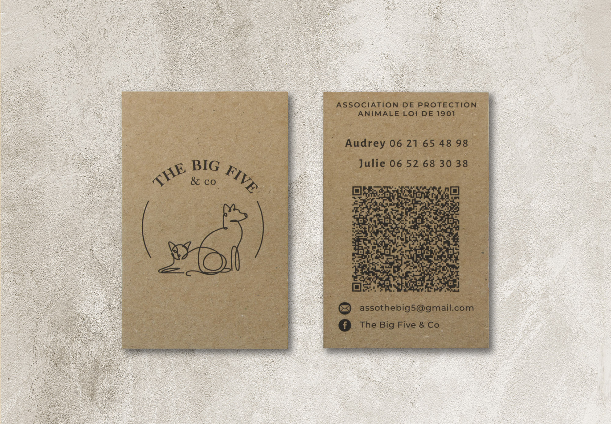 Carte de visite éco-responsable en papier kraft pour l’association The Big Five & Co., avec illustration chien et chat, QR code et contacts.