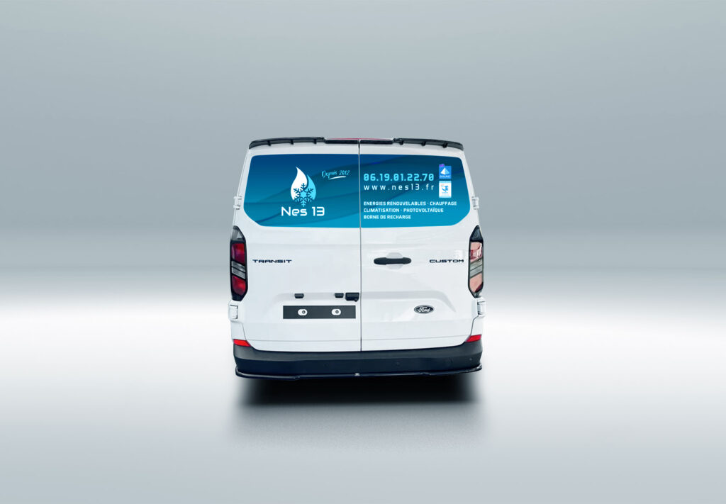 Vue arrière du Ford Transit NES13 avec covering partiel conçu par Zébra design, marquage bleu sur fond blanc.
