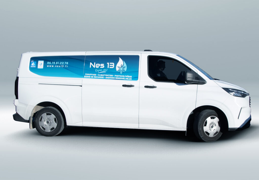 Vue latérale droite du Ford Transit NES13 avec covering partiel réalisé par Zébra design, bande bleue avec informations de contact et services.