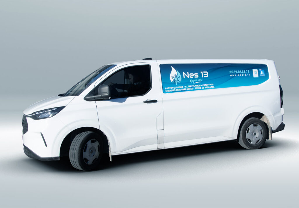 Vue latérale gauche du Ford Transit NES13 avec covering partiel conçu par Zébra design, affichant logo, coordonnées et services sur fond bleu.