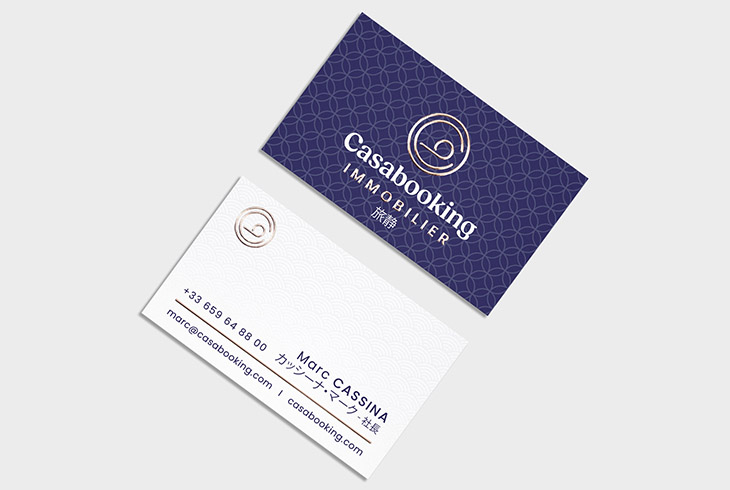 Cartes de visite de Casabooking immobilier, illustrant une identité visuelle élégante et cohérente pour une société de gestion de biens