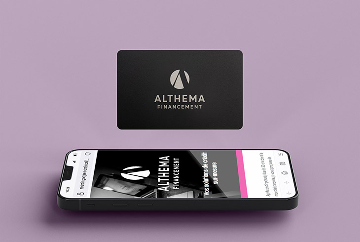 Carte NFC noire en métal avec le logo Althema Financement posée au-dessus d’un smartphone affichant la page d’accueil du site, avec la mention « Vos solutions de crédit sur-mesure » en blanc et magenta.